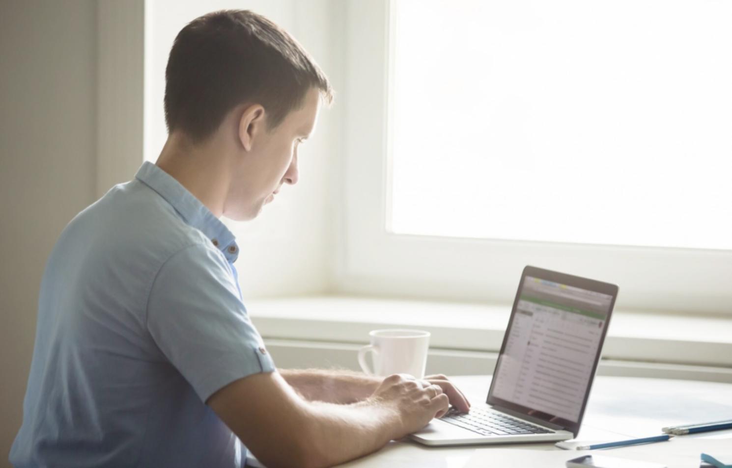 Profesionales de finanzas trabajando con análisis empresarial en oficinas de Regionalova Systems