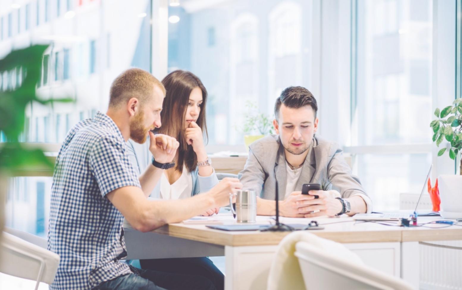 Empresario analizando métricas financieras en oficina moderna