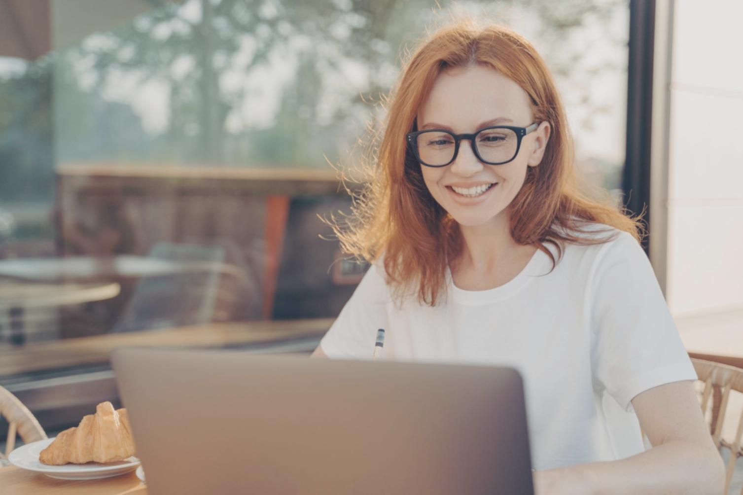 Sesión de trabajo colaborativo en finanzas empresariales