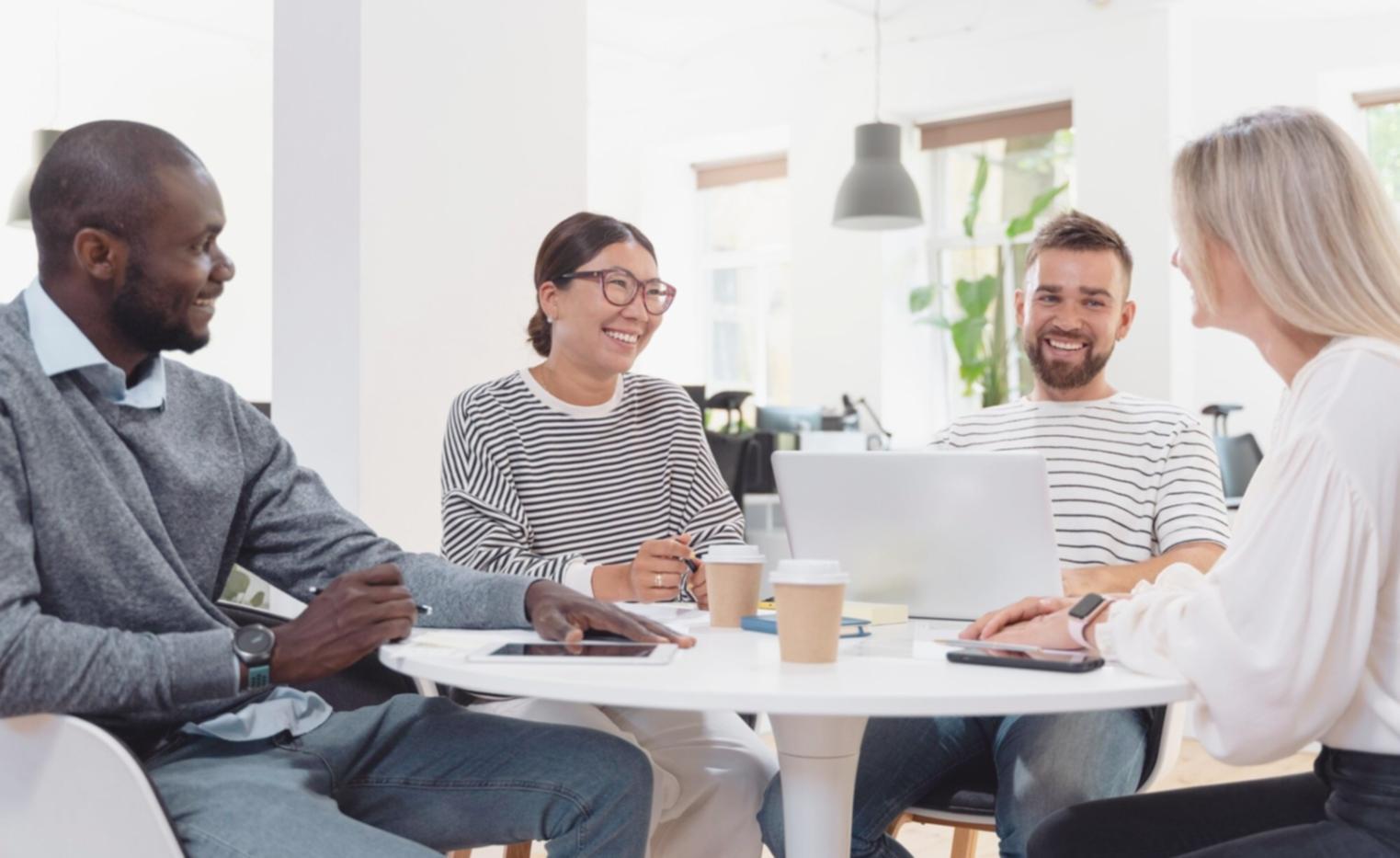 Espacio de trabajo del equipo financiero de Regionalova Systems en Cuenca